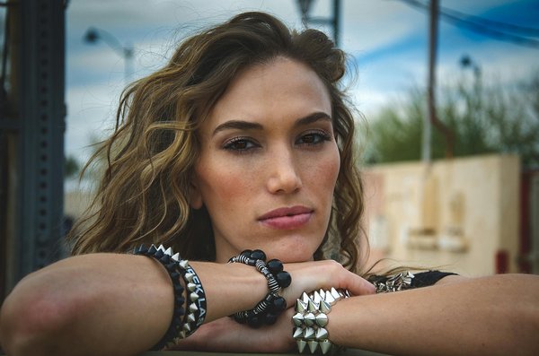 Mettez en valeur votre élégance : Conseils incontournables pour magnifier vos robes en satin lors de soirées sophistiquées